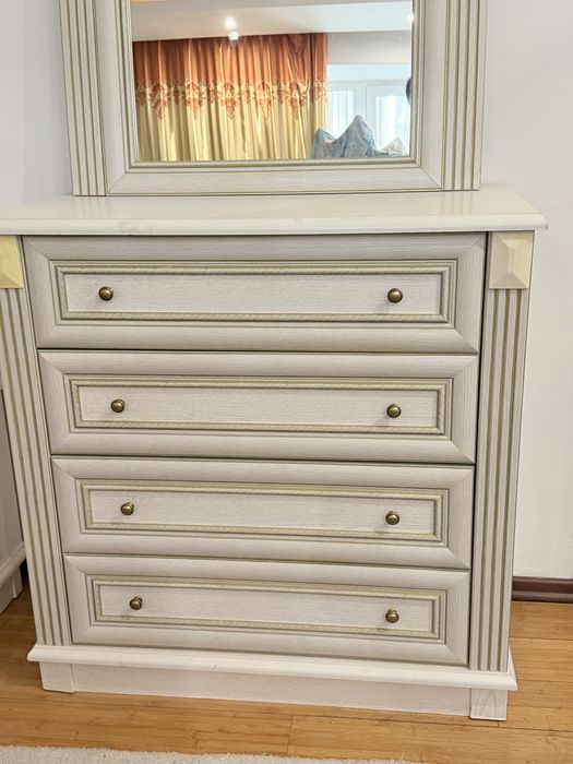 Комод с зеркалом