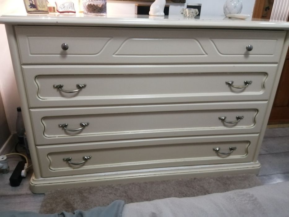 Comoda și pat cu somiera second-hand