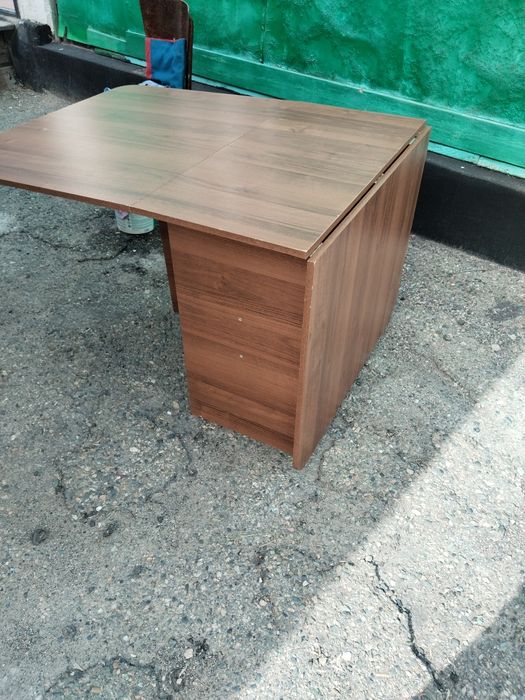 Продам стол книжку