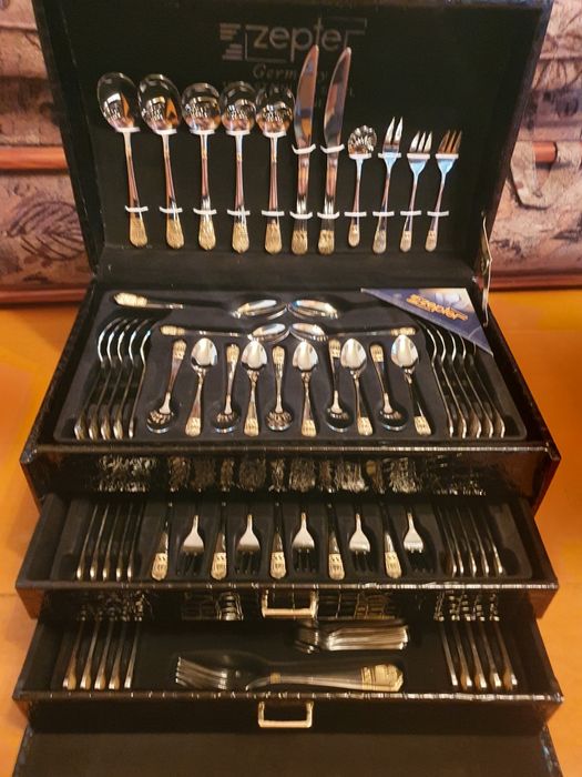 Продаю столовый набор в кожанном чемодане.