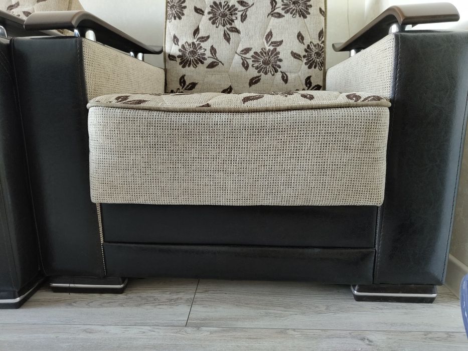 Продается диван с двумя креслами