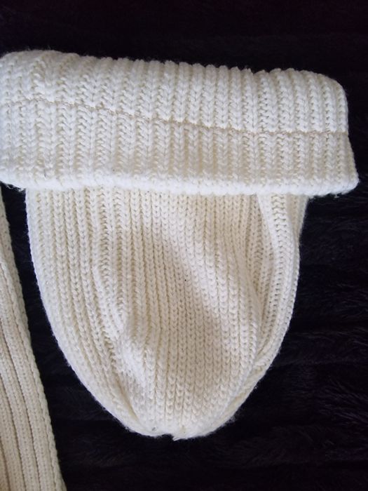 Шалове(Бенетон) и шапки, шорти Umbro