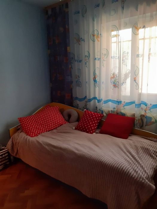 Închiriez apartament .