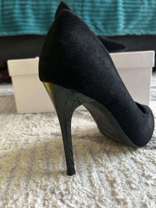 Продам новые замшевые туфли