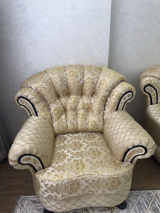 Продаю диван с 2 креслами