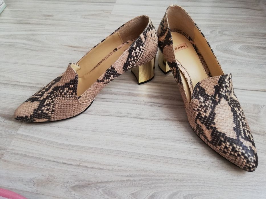 Чисто нови елегантни обувки Bata,змийски мотив и златен ток