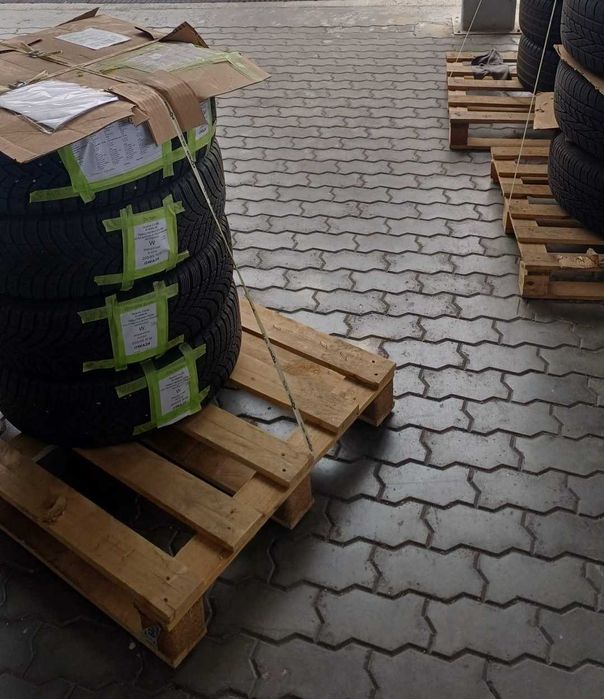 Set anvelope de iarnă Bridgestone BLIZZAK LM005 205/55 R16