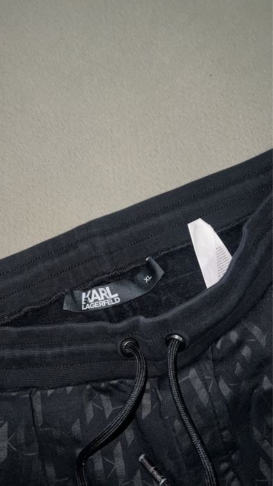 Vand trening de barbati de la Karl Lagerfeld,purtat doar de cateva ori