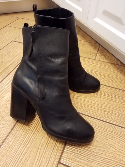 Botine Stradivarius mărime 40.