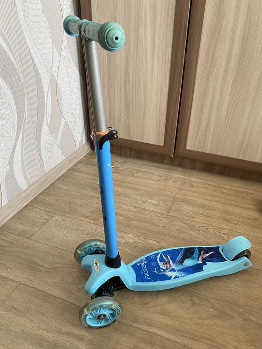 Продам самокат девочковый.