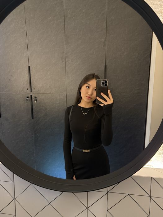 Черное облегающее платье