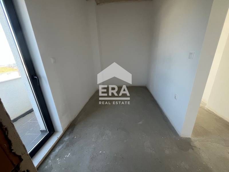 Двуетажна новопостроена къща за продажба, с двор и морска панорама, в