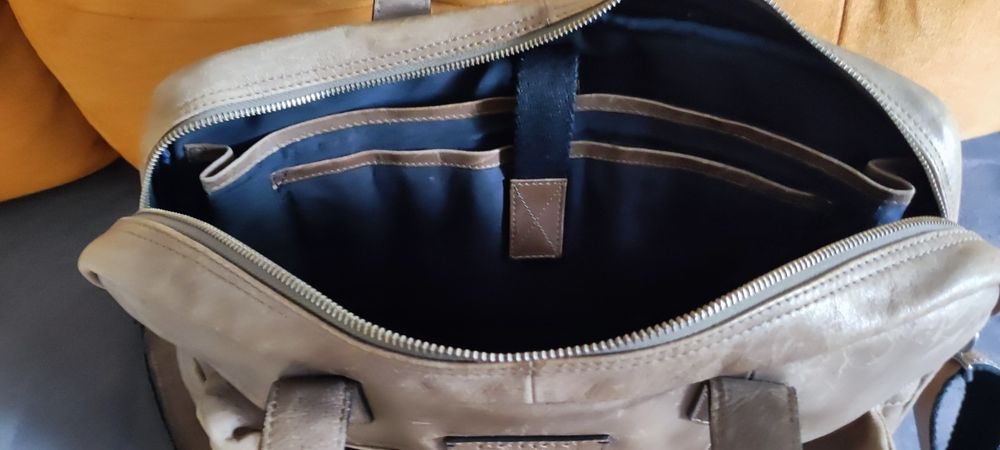 Елегантна чанта за лаптоп или таблет, от естествена кожа.