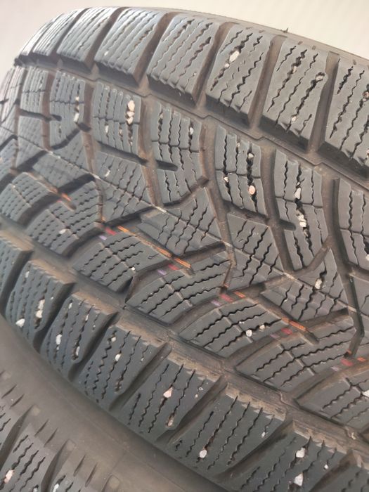 2 бр зимни 235/60/18 Dunlop 22г