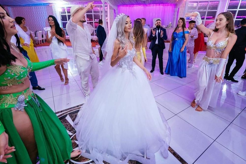 Rochie de mireasa ,voal ,crinolina și diadema