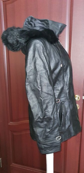 Geaca de piele neagra cu gluga de blana