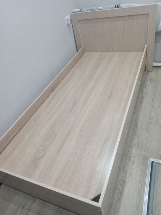 Продам кровать с матрасом.