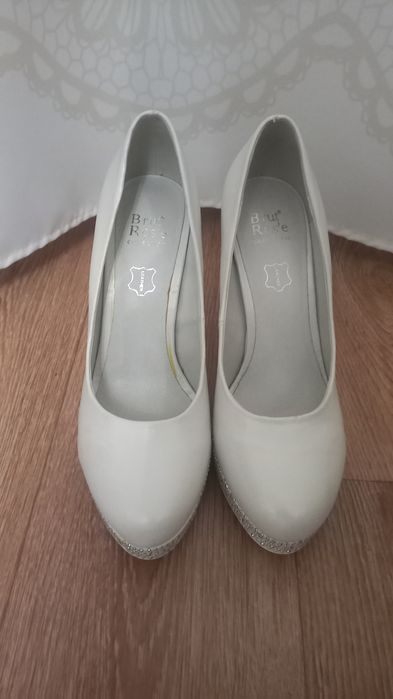 Туфли на высоком каблуке.