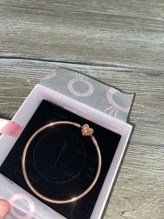 Vând brățară Pandora Moments Heart & Butterfly Bangle