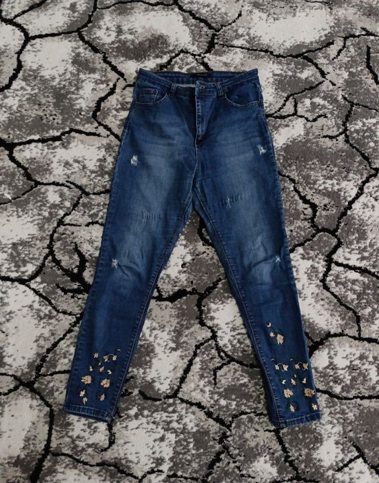 Джинсы женские с вышивкой 28 размер тянутся