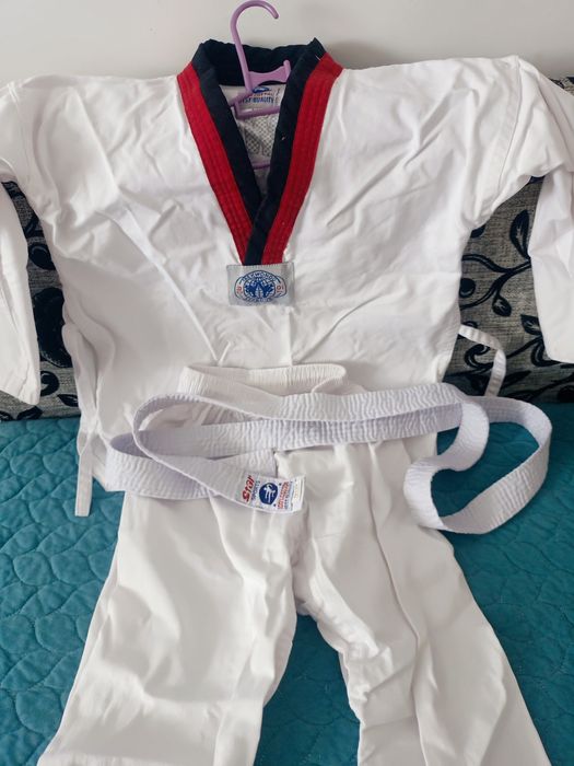 Костюм для таеквондо.