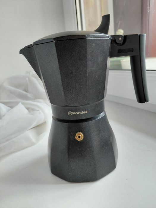 Продам гейзерную кофеварку