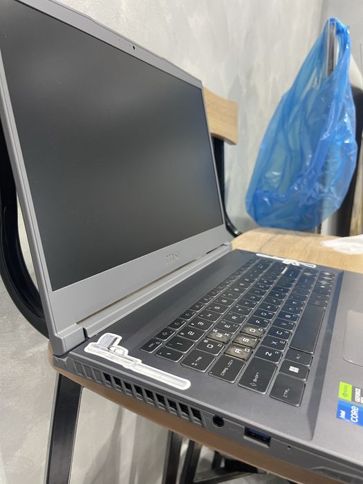 Ноутбук MSI thin 15