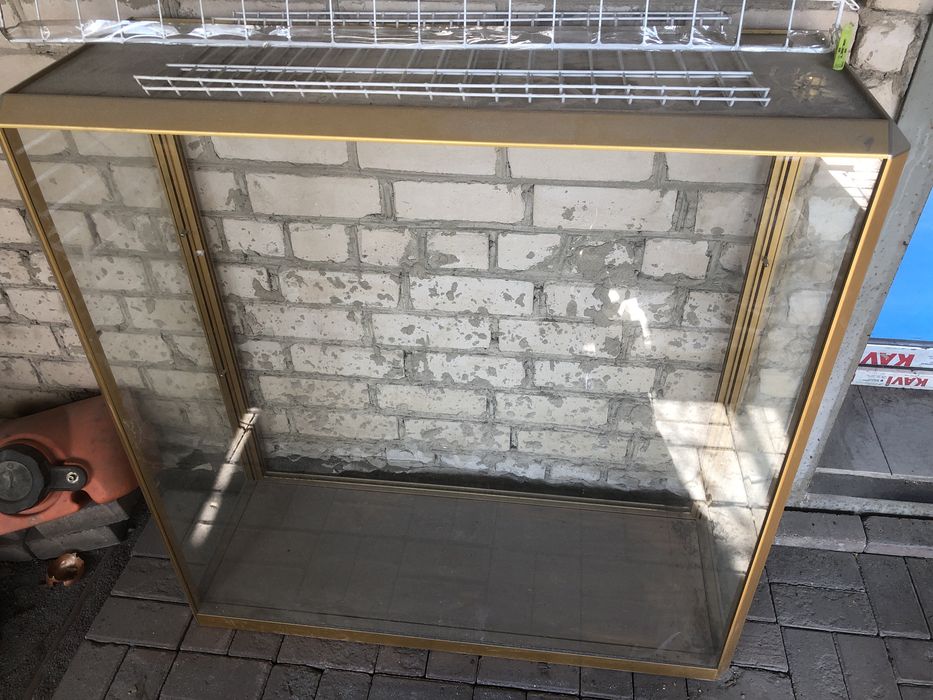 Витрина стеклянная