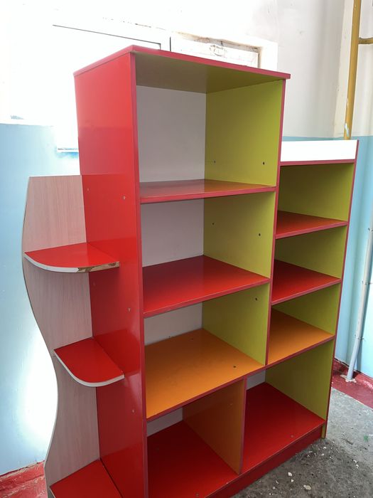 офисный стол и детский шкаф