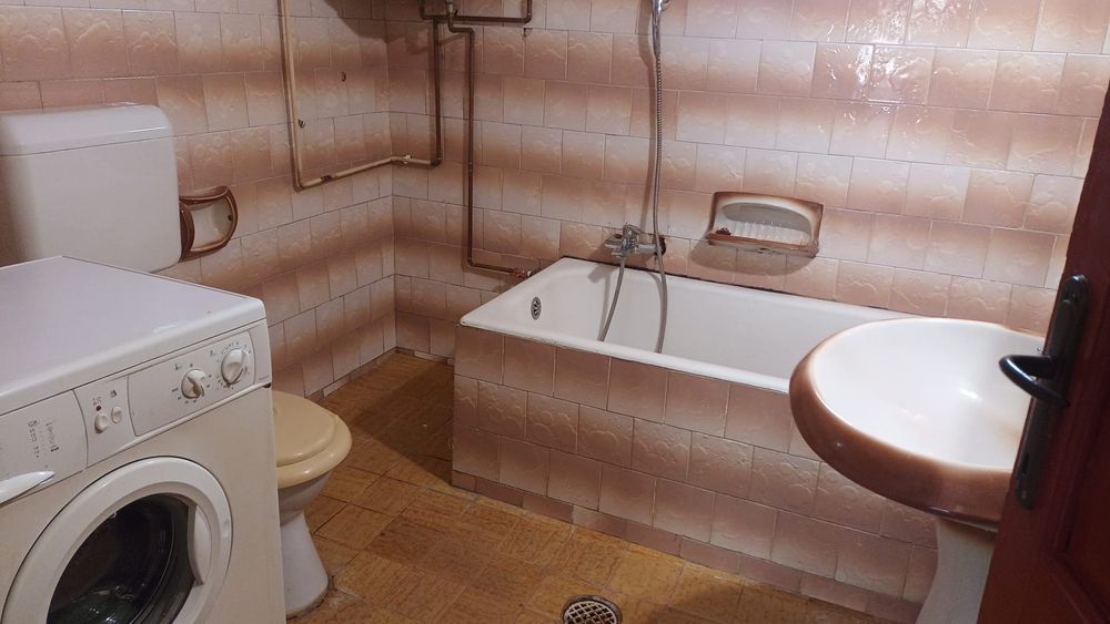 Închiriez casa in centrul Beiușului