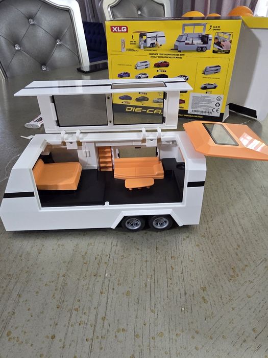 Tesla Roadster cu garaj complet.