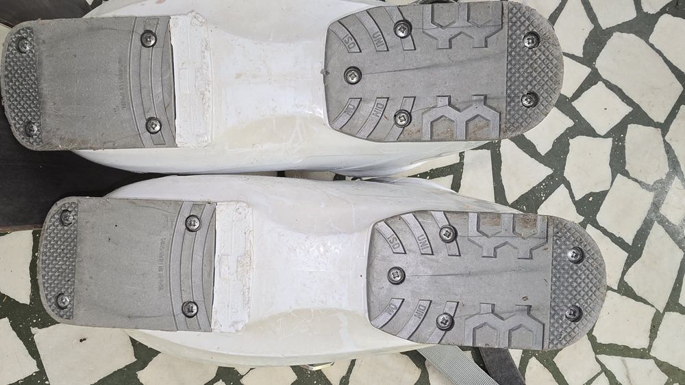 Sckiuri, clapari,ochelari de ski, jacheta si pantaloni tehnici