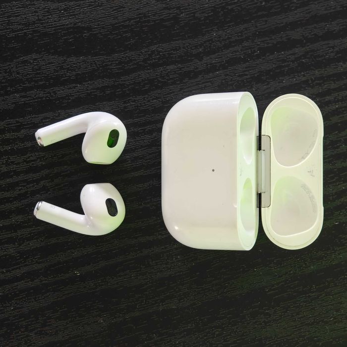 AirPods Generatie 3,numărul de serie valid si husă (citește descriere)