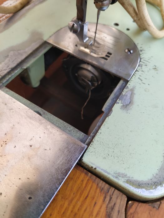 Mașină de cusut veche,cu masa
