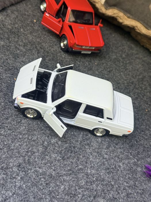 Игрушки модельки металичиские