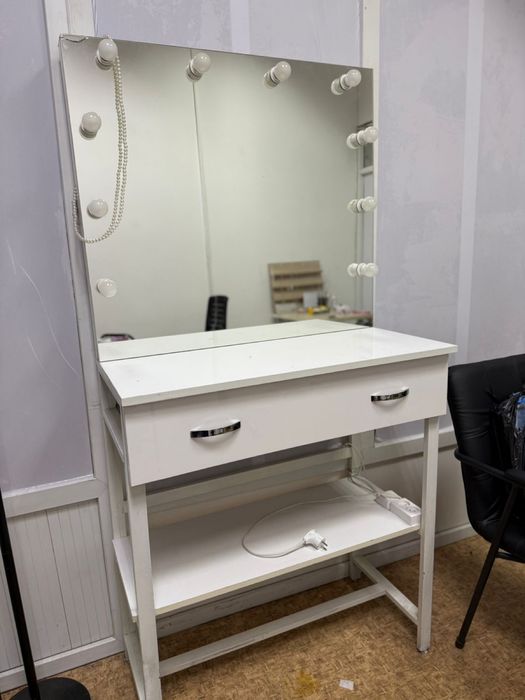 Продам стол для макияжа