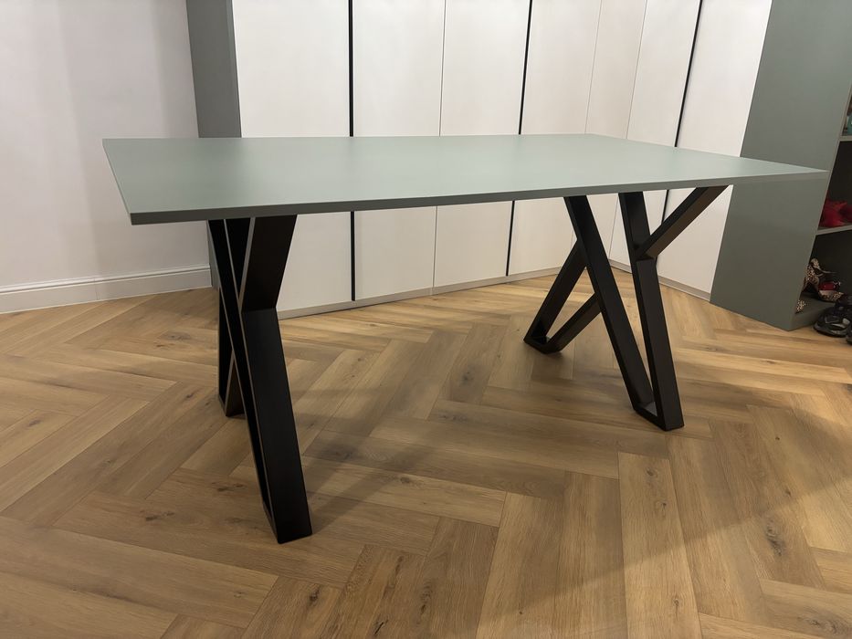 Masă dining modernă la comandă – 160 × 90 cm, blat PAL melaminat, picioare metalice