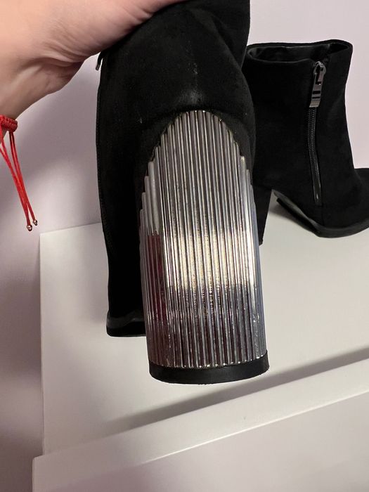 Велурени боти с интересен ток