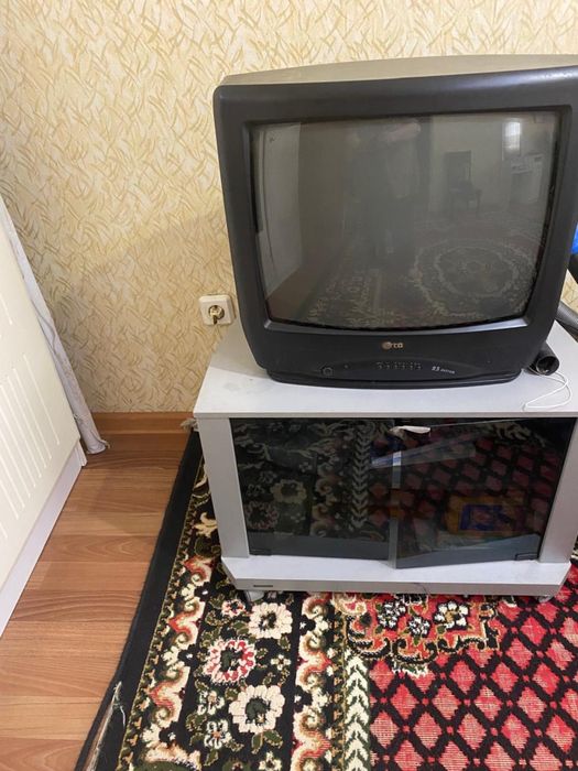 Телевизор LG с тумбой