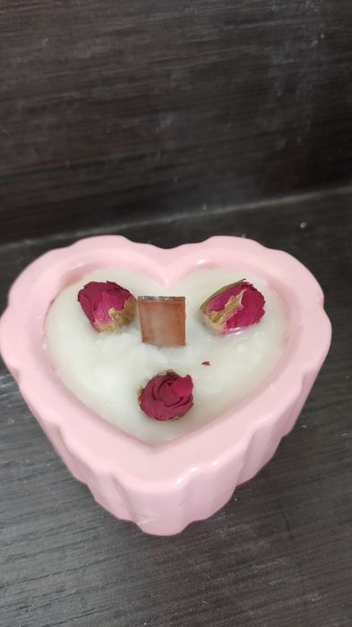 Свеча с ароматом розы в виде сердца на 14 февраля