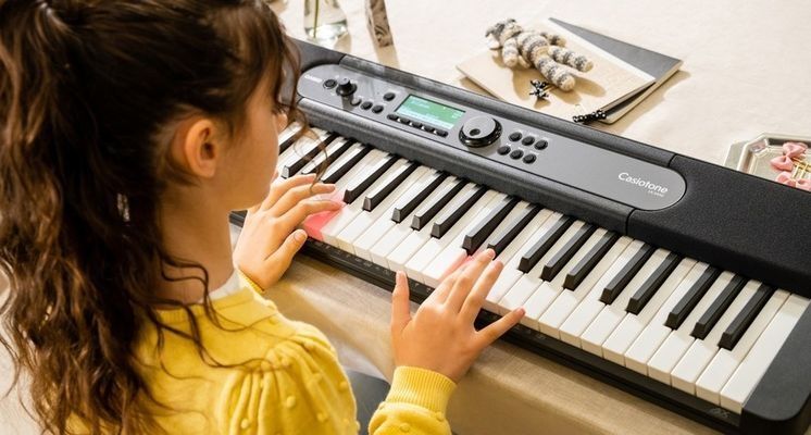 Обучаю игре на синтезаторе