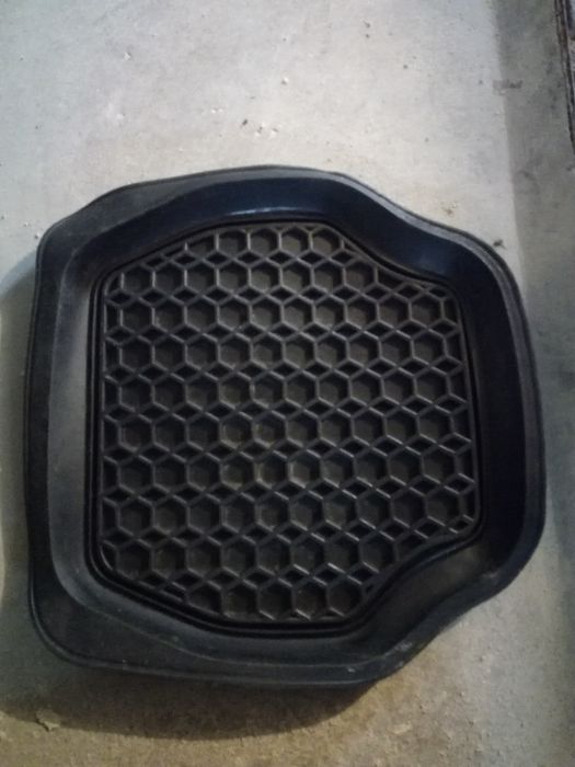 Дълбоки зимни гумени стелки за автомобил