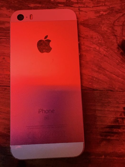 Iphone SE  като нов!