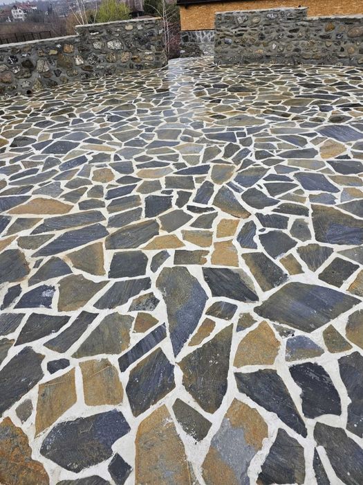 Vând piatră naturală de munte poligonală și montez