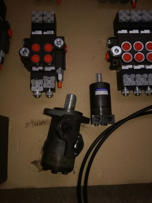 Хидравлични разпределители, джойстици, жила, мотори и ръчни помпи