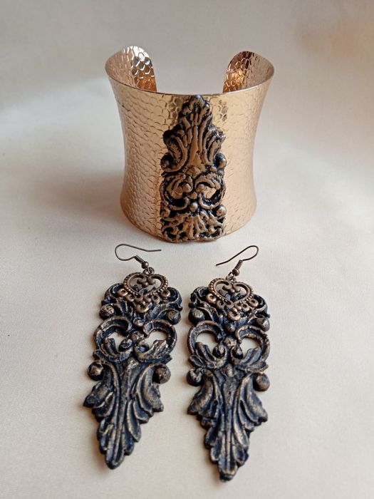 Ръчно декориран комплект бижута гривна и обеци!