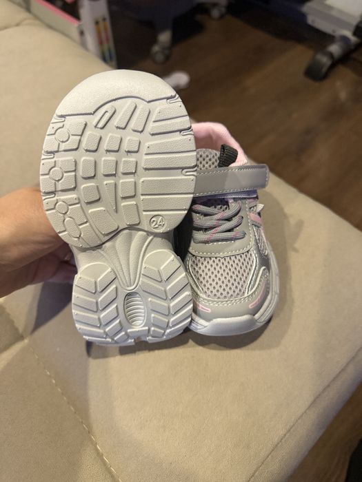 Продам новые кросовки