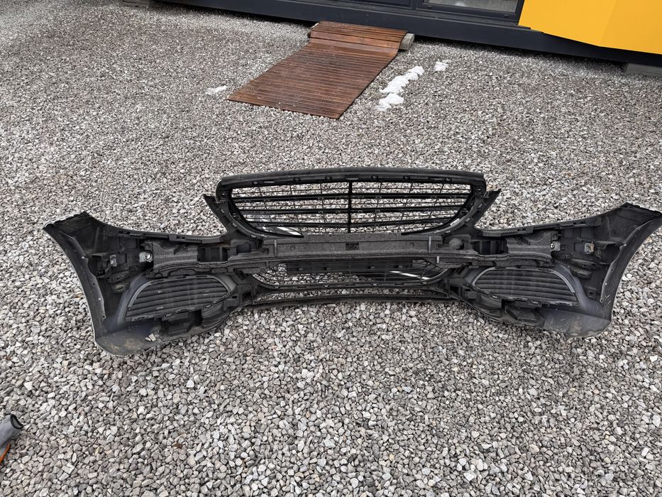 Продавам предна броня за мерцедес  C класа W205