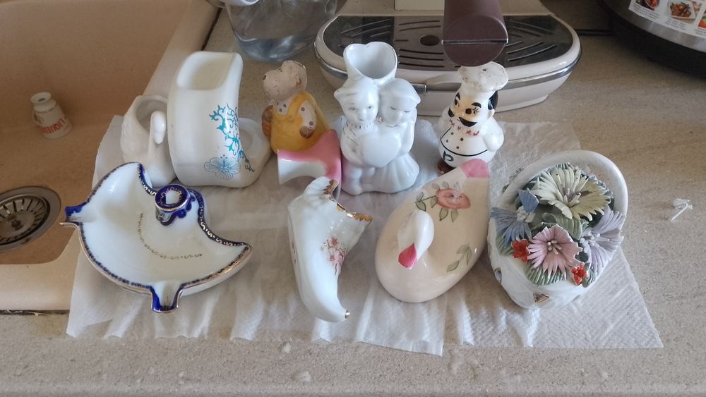 Bibelouri, porțelan! Diferite figuri, cățeluși, pisicuțe, cerbi, clown, elefanți, Donald duck, lupul  " urât'