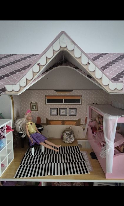 Casa de papusi + accesorii si papusi.